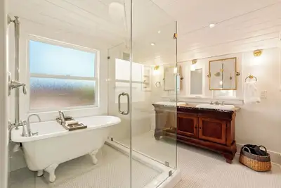 Image de Vine Street Bungalow-Hot Tub, Ev, Walk to Town