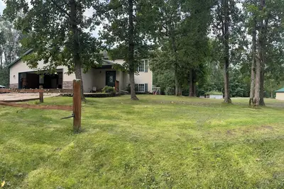 Image de Trailhead retreat is located near trails, lakes and near Heartland Hockey Camp.