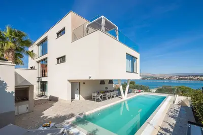 Luxury Villa Glass with Pool