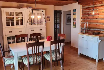 Spacious Log Cabin for Fall Getaway!