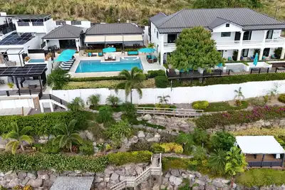 Image de Full-Property Luxury Retreat - 12 Beds - Private Pool, Chef & Concierge