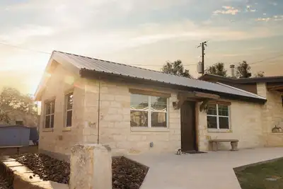 Image de Lake View 2 Bedroom Cabin w/ Living Area and Walk in Shower