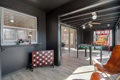 Image de GameRoom, Trail access seconds away, cozy!