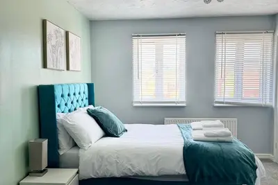 Image de Modern, cosy 4-bedroom Townhouse | Near train, shops & London Access.