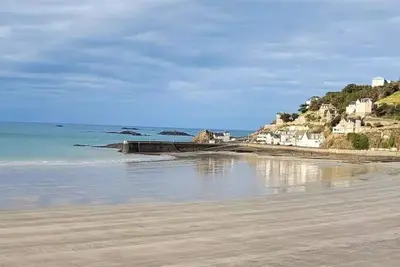 Image de Bel appartement 43m² sur la digue du Val André, pleine vue mer, accès direct plage