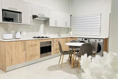 Image de Modern and tranquil apartment nestled near vibrant shopping centre's and malls!