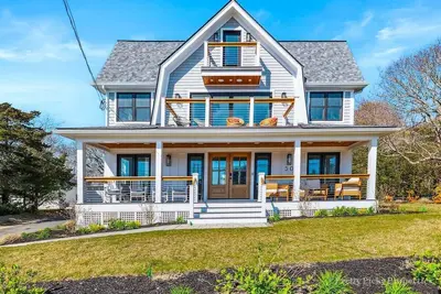 Image de Lewis Bay Lookout: 050-Y Three-Story Stunner, Walk 60 Seconds to Beach