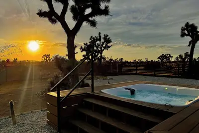 Image de 100-inch Movie Theater + Hot Tub + Cowboy Pool