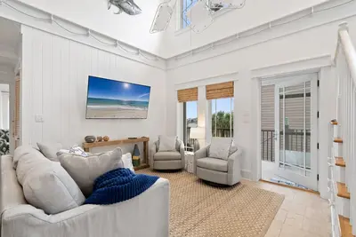 Image de \"Crawling Distance\" to FloraBama | Private Elevator | Direct Beach Access | My Beach Getaways