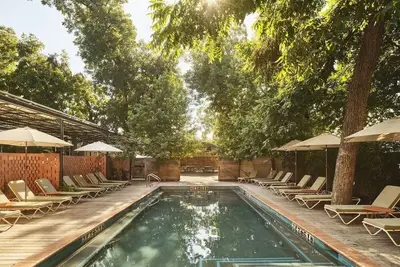 Image de Pet-Friendly Accommodations at The Carpenter Hotel, Outdoor Pool!