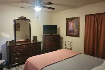 Image de Weekly & Monthly Discounts, Super cute & great location, Pet Ok w/ yard & deck