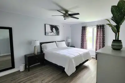 Image de Spacious 5 Bedroom Home with 2 living areas!
