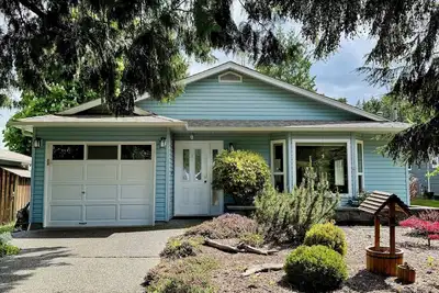 Image de Bungalow in beautiful Qualicum Beach.