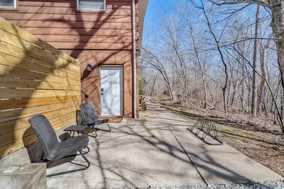 Image de Private Suite, Sleep and Bike- Seconds 2  trail! Private Basement Apartment.