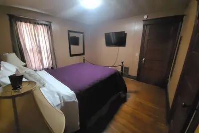 Image de Cozy bedroom a mile away from Urmc