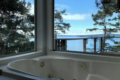 Image de SaliHaven: Oceanfront 4Bedrooms 5Beds 3. 5Bath
