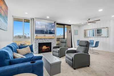 Image de Beautiful Renovated Upper Cottage with Oceanview from Living & Dining room - F4 North Coast Village