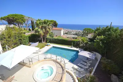 Image de Nouveau! Magnifique Villa vue mer panoramique \/ Piscine \/ Jacuzzi \/ 10 personnes