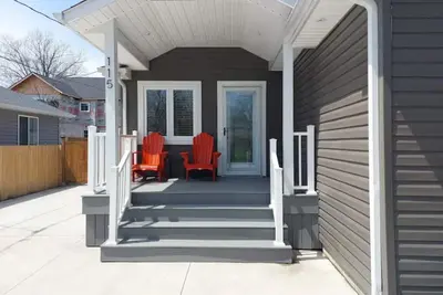 Image de Cozy cottage steps from beautiful Lake Erie w/Hot tub. Wine, dine and unwind! !