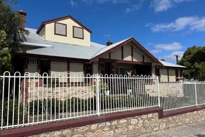 Image de One of Maitland's original homes, transformed into a quality place to holiday.