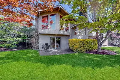 Image de Golf-course-view house with deck, fireplace, grill - near ferry