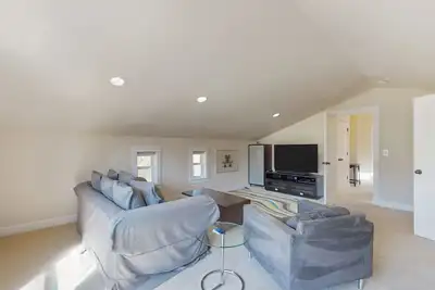 Image de Modern craftsman with gourmet kitchen, garden terrace & 2 fireplaces