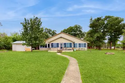 Image de Rural & unique waterfront home on Lake Limestone w/ dock, waterslide & sunroom
