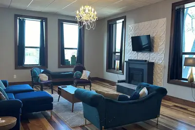 Image de Tower Place - Historic downtown with beautiful lake views.