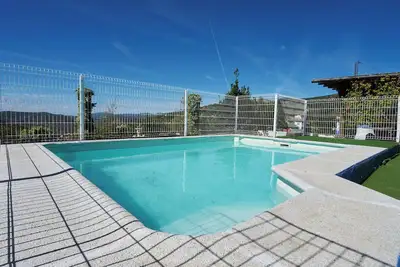 Image de Maison de vacances 'La Sierrezuela' avec vue sur les montagnes, piscine privée et Wi-Fi