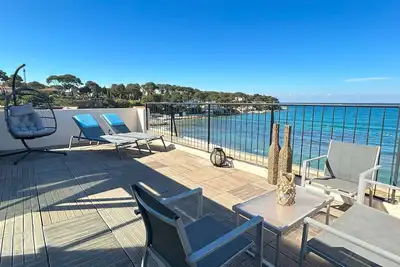 Image de Appartement pieds dans l'eau avec terrasse vue mer panoramique pour 5