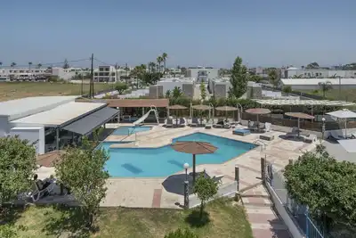 Image de Studio 'Golden Sun 2' avec vue sur la mer, piscine partagée et Wi-Fi