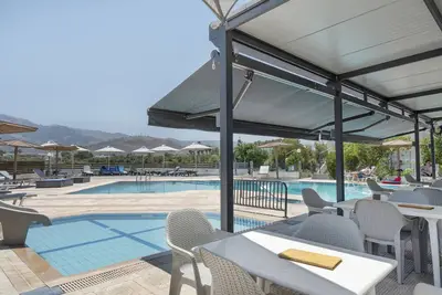 Image de Studio 'Golden Sun 5' avec vue sur la mer, piscine partagée et Wi-Fi