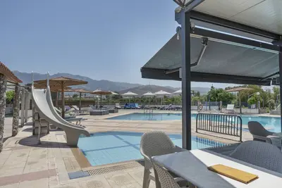 Image de Studio 'Golden Sun 1' avec vue sur la mer, piscine partagée et Wi-Fi