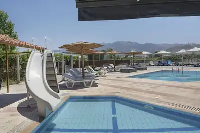 Image de Studio 'Golden Sun 6' avec vue sur la mer, piscine partagée et Wi-Fi