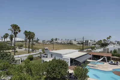 Image de Studio 'Golden Sun 9' avec vue sur la mer, piscine partagée et Wi-Fi