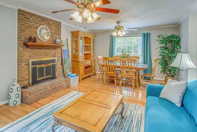 Image de Oak Island Family Vacation Home < 1 Mi to Beach!