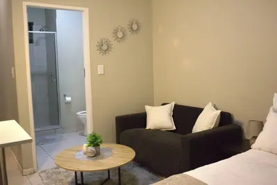 Image de Cozy Midrand Studio - Next to Gautrain Station + wifi