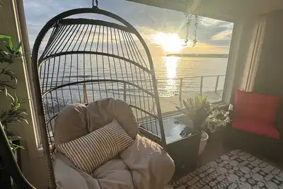 Image de Walkout oceanfront 1 Bd duplex cabin w hot tub