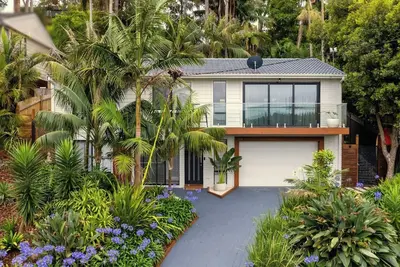 Image de 5 bedroom Terrigal beach home with district views