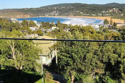 Image de Beautifully renovated home with ocean views