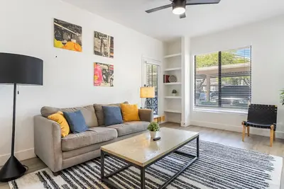 Image de 2br CozySuites at Kierland Commons with pool #03