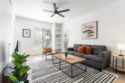 Image de 2br CozySuites at Kierland Commons with pool #04