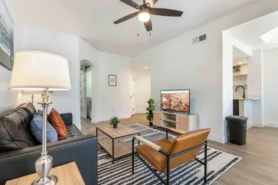 Image de 2br CozySuites at Kierland Commons with pool #05