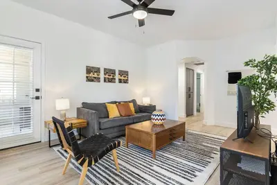 Image de 2br CozySuites at Kierland Commons with pool #06