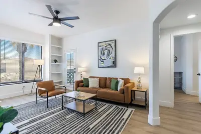 Image de 2br CozySuites at Kierland Commons with pool #08