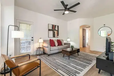 Image de 2br CozySuites at Kierland Commons with pool #09