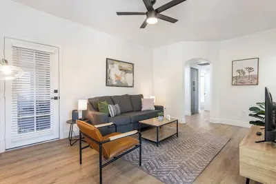 Image de 2br CozySuites at Kierland Commons with pool #11