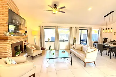 Image de 2 chambres - Excellent emplacement - À pied de tout - Grand patio