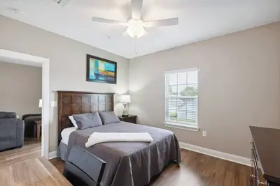 Image de Get comfortable and enjoy plenty of extra room at this spacious place