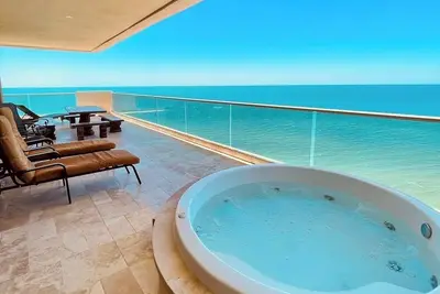 Image de Ocean Wrap Around Oceanfront Balcony at Tessoro